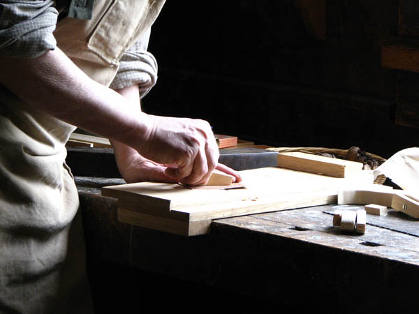 Ofrecemos un servicio de <strong>carpintería  de madera y ebanistería en Pradillo</strong> adaptado a las necesidades del <strong>cliente</strong>.